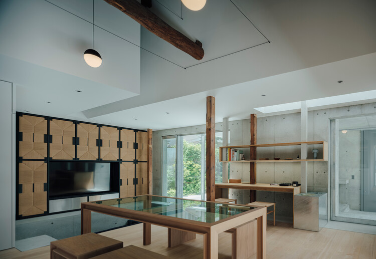 Casa Sa_Yu / FATHOM - fotografía de interiores, cocina, madera, iluminación, vidrio, sillas