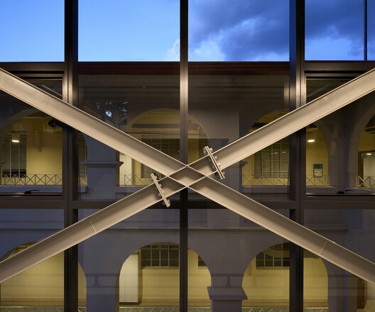 Colégio Bernoulli Cidade Jardim / BCMF Arquitetos - Fotografia de Exterior, Iluminação, Vidro, Pilar, Arcada, Viga