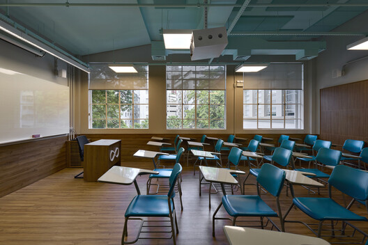 Colégio Bernoulli Cidade Jardim / BCMF Arquitetos - Fotografia de Interiores, Sala de Jantar, Madeira, Iluminação, Cadeira, Vidro