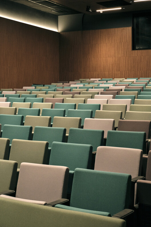 Colégio Bernoulli Cidade Jardim / BCMF Arquitetos - Fotografia de Interiores, Sala de Estar, Cadeira