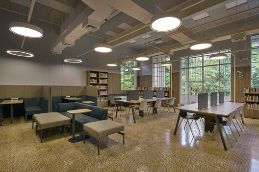 Colégio Bernoulli Cidade Jardim / BCMF Arquitetos - Fotografia de Interiores, Sala de Jantar, Prateleira, Mesa, Cadeira, Iluminação, Vidro