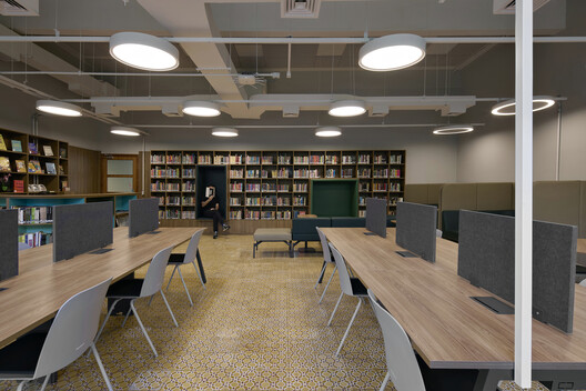 Colégio Bernoulli Cidade Jardim / BCMF Arquitetos - Fotografia de Interiores, Sala de Jantar, Prateleira, Cadeira