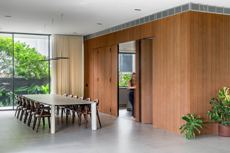 Jenga House / studio gm - fotografía de interiores, comedor, madera, mesa, sillas, vidrio