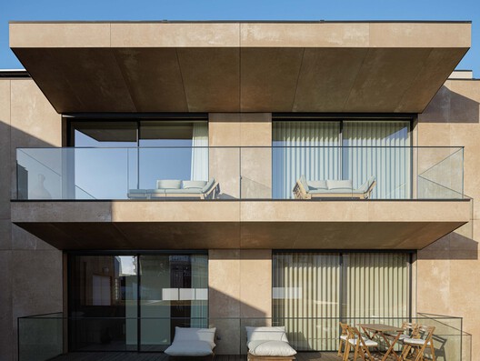 Reabilitação Poveira – Edifício FS11 / Urbanpolis – Construções e Empreendimentos, Lda - Fotografia de Exterior, Balcão, Concreto