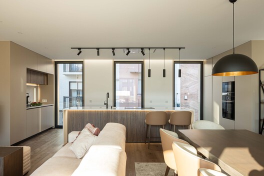 Reabilitação Poveira – Edifício FS11 / Urbanpolis – Construções e Empreendimentos, Lda - Fotografia de Interiores, Madeira, Mesa, Cadeira, Iluminação