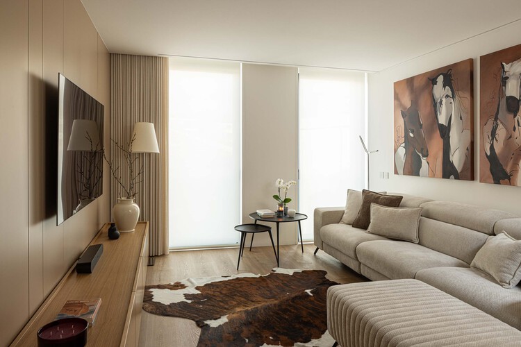 Reabilitação Poveira – Edifício FS11 / Urbanpolis – Construções e Empreendimentos, Lda - Fotografia de Interiores, Sala de Estar, Sofá, Madeira, Iluminação, Mesa