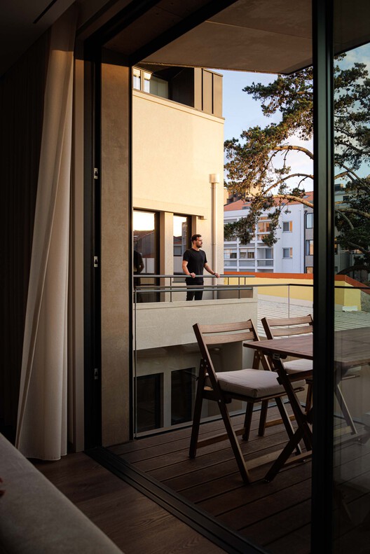 Reabilitação Poveira – Edifício FS11 / Urbanpolis – Construções e Empreendimentos, Lda - Fotografia de Interiores, Madeira, Balcão, Vidro, Corrimão