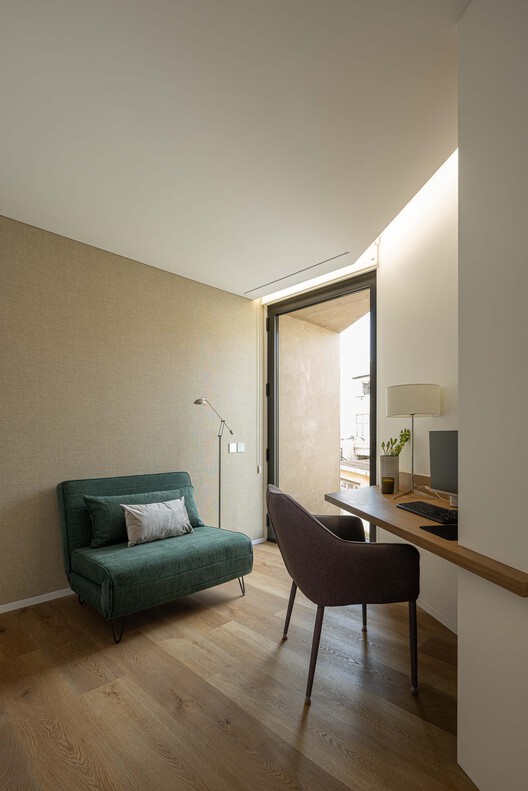 Reabilitação Poveira – Edifício FS11 / Urbanpolis – Construções e Empreendimentos, Lda - Fotografia de Interiores, Sala de Estar, Madeira, Iluminação, Cadeira