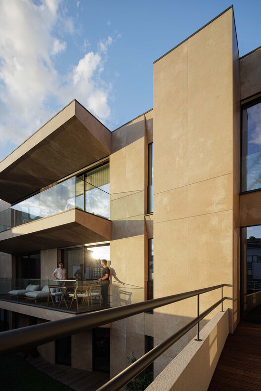 Reabilitação Poveira – Edifício FS11 / Urbanpolis – Construções e Empreendimentos, Lda - Fotografia de Exterior, Escada, Concreto