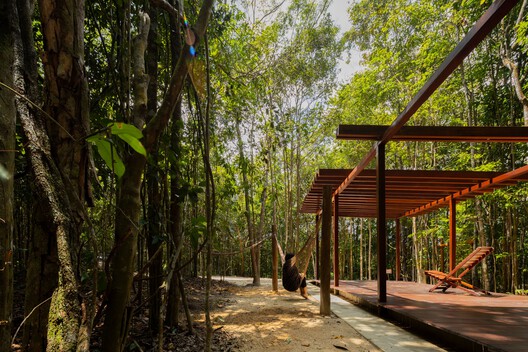 Senderos de Aldeia / NEBR Arquitetura - Fotografía exterior, Madera, Bosque