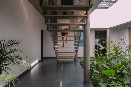 Residência Teal / Monsoon Projects - Fotografia de Interiores, Madeira, Escada, Vidro, Corrimão