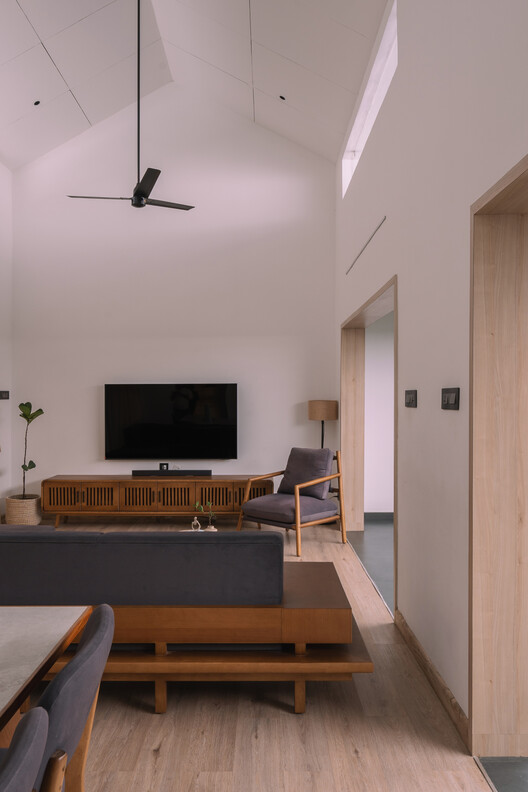 Residência Teal / Monsoon Projects - Fotografia de Interiores, Sala de Estar, Madeira, Sofá, Iluminação, Mesa