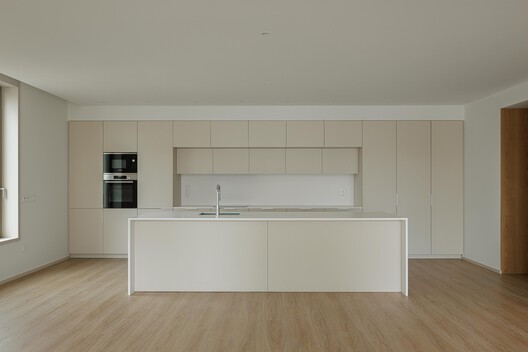 Edifício Residencial Macau Valley / Hori-zonte - Fotografia de Interiores, Cozinha, Madeira, Bancada, Vidro, Cadeira