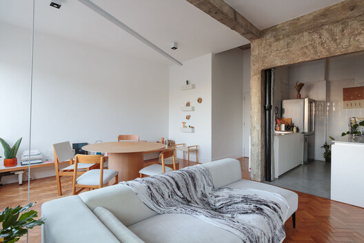 Apartamento FN / MZNO - Fotografia de Interiores, Dormitório, Madeira, Mesa, Iluminação, Sofá, Cadeira