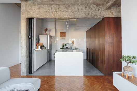 Apartamento FN / MZNO - Fotografia de Interiores, Cozinha, Madeira, Iluminação, Bancada, Cadeira