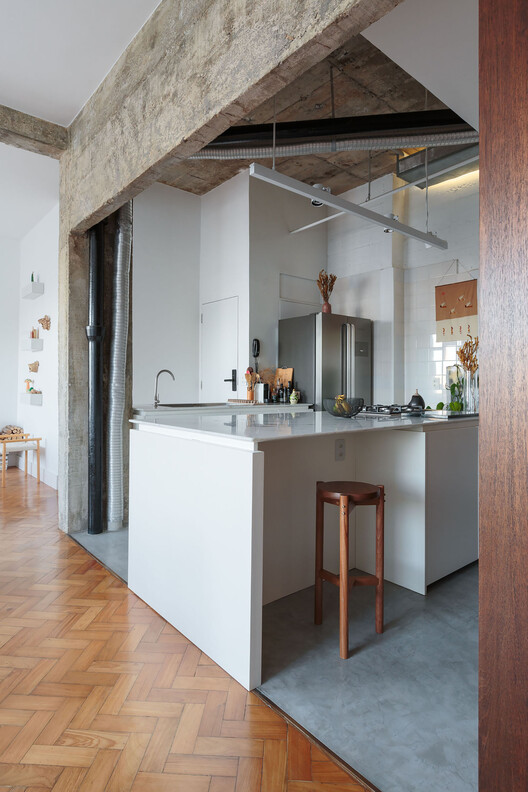 Apartamento FN / MZNO - Fotografia de Interiores, Cozinha, Madeira, Bancada, Iluminação, Cadeira