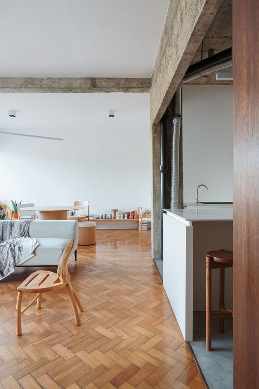 Apartamento FN / MZNO - Fotografia de Interiores, Madeira, Iluminação, Cadeira