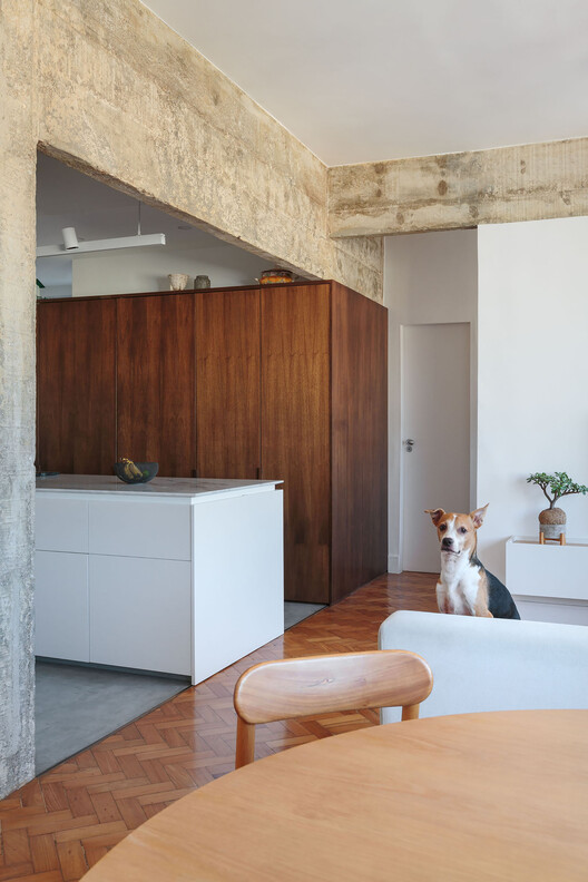 Apartamento FN / MZNO - Fotografia de Interiores, Cozinha, Madeira, Bancada, Porta, Cadeira