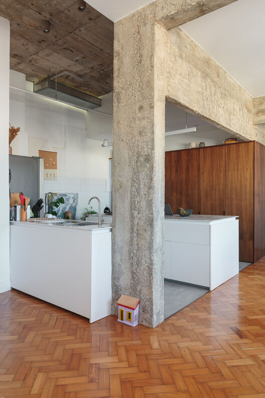 Apartamento FN / MZNO - Fotografia de Interiores, Cozinha, Madeira, Bancada, Cadeira