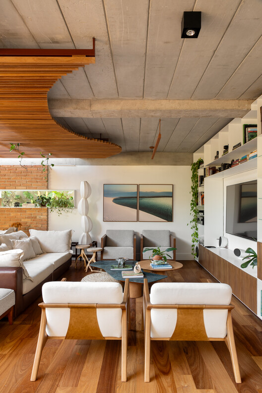 Casa Diógenes / DalArqui - Fotografia de Interiores, Sala de Estar, Madeira, Mesa, Iluminação, Cadeira