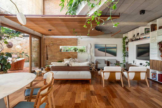 Casa Diógenes / DalArqui - Fotografia de Interiores, Sala de Estar, Madeira, Mesa, Cadeira, Sofá, Iluminação