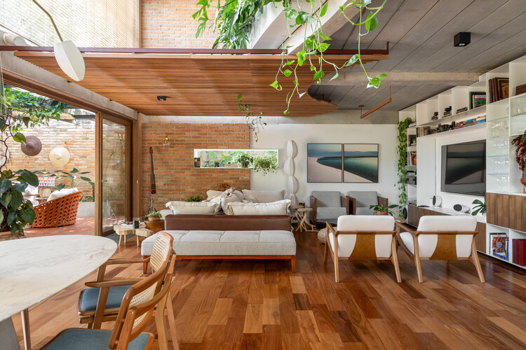 Casa Diógenes / DalArqui - fotografía de interiores, salón, madera, mesa, sillas, sillones, iluminación