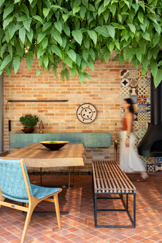 Casa Diógenes / DalArqui - fotografía de interiores, madera, ladrillos, mesa, sillas, jardín, patio, patio interior