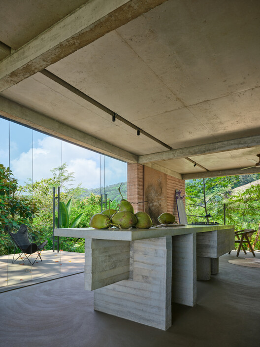 Casa Estudio / Formafatal - Fotografía de interiores, cocina, madera, sillas, fijación de vigas