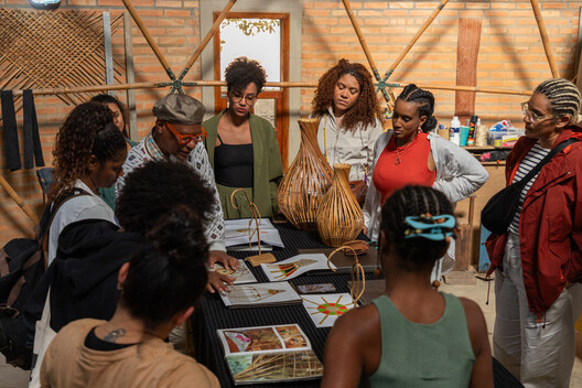 Cambará Instituto explora bambu como meio para uma arquitetura afro-brasileira baseada em ancestralidade e práticas coletivas - Imagem 3 de 12