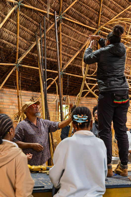 Cambará Instituto explora bambu como meio para uma arquitetura afro-brasileira baseada em ancestralidade e práticas coletivas - Imagem 10 de 12