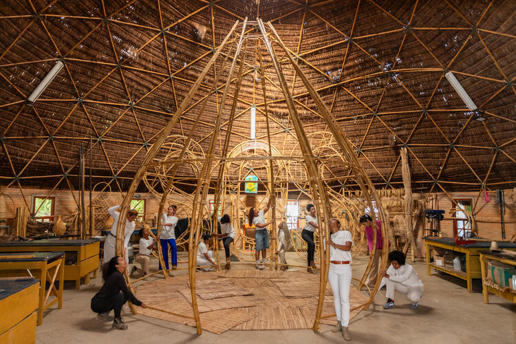 Cambará Instituto explora bambu como meio para uma arquitetura afro-brasileira baseada em ancestralidade e práticas coletivas - Mais Imagens