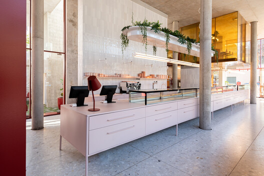 Edificio Multifuncional Asunción 4125 / MMCV - Fotografía interior, Cocina, Iluminación, Vidrio, Sillas, Encimera