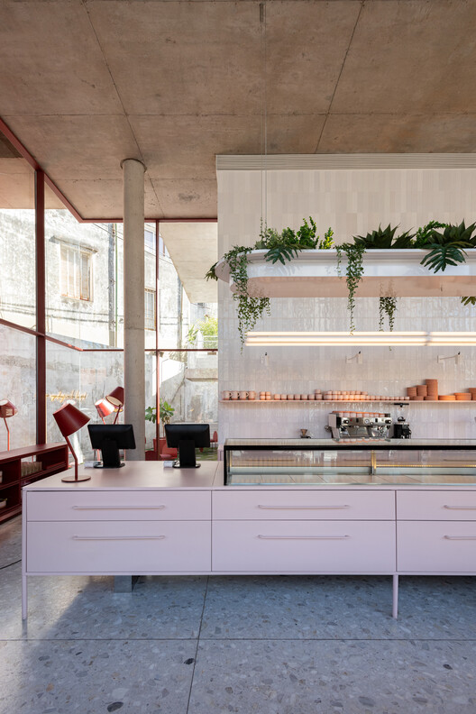 Edificio Multifuncional Asunción 4125 / MMCV - fotografía de interiores, cocina, mesadas, sillas, vidrios