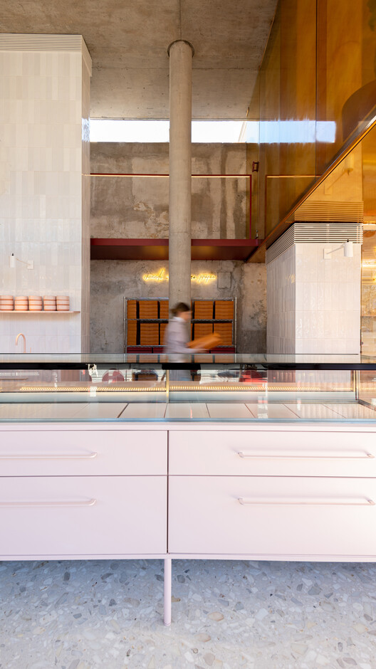 Edificio Multifuncional Asunción 4125 / MMCV - Fotografía interior, Cocina, Madera, Vidrio, Encimera