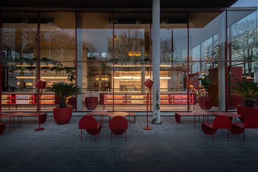 Edificio Multifuncional Asunción 4125 / MMCV - Fotografía interior, Vidrio, Sillas