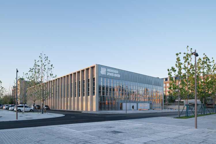 Centro Esportivo Comunitário Aranya North Shore / Atelier XÜK - Fotografia de Exterior, Fachada, Vidro, Concreto