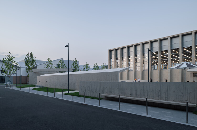 Centro Esportivo Comunitário Aranya North Shore / Atelier XÜK - Fotografia de Exterior, Concreto