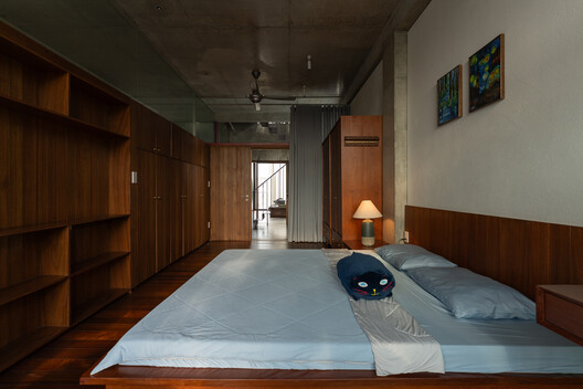 Casa Atemporal / KAA DESIGN + H2 Casa Atemporal / KAA DESIGN + H2 - Fotografia de Interiores, Dormitório, Madeira, Iluminação, Cama, Cadeira