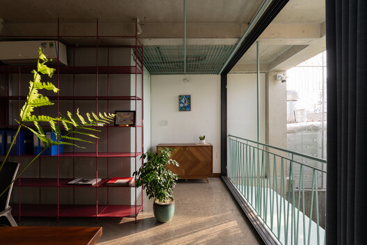 Casa Atemporal / KAA DESIGN + H2 Casa Atemporal / KAA DESIGN + H2 - Fotografia de Interiores, Madeira, Vidro, Cadeira, Balcão