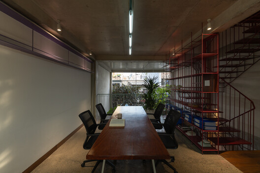 Casa Atemporal / KAA DESIGN + H2 Casa Atemporal / KAA DESIGN + H2 - Fotografia de Interiores, Sala de Jantar, Iluminação, Prateleira, Vidro, Cadeira