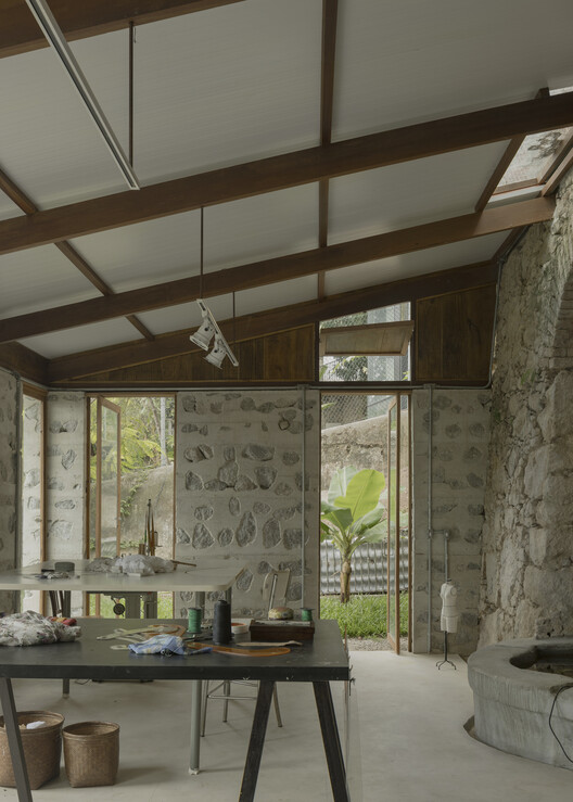 Taller de costura / Atelier 77 + Materiales básicos - fotografía de interiores, iluminación, vigas fijas, vidrios, sillas