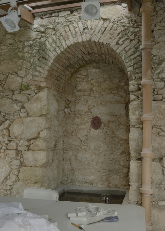 Taller de costura/Atelier 77 + Material Base - Fotografía de Interiores, Arco