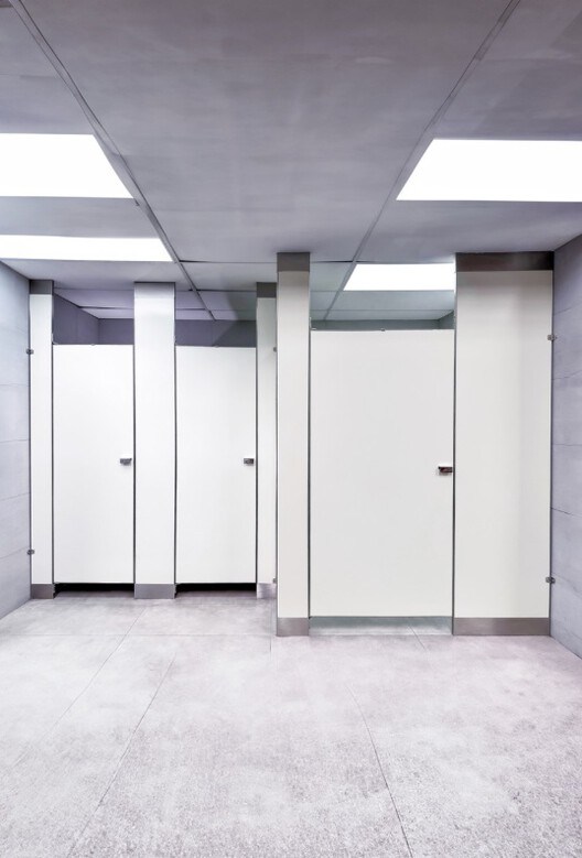 Más allá del bienestar: resoluciones de diseño en baños públicos que aportan privacidad e higiene - Imagen 4 de 11