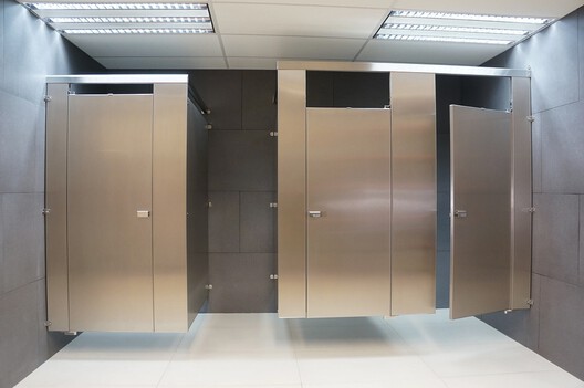 Más allá del bienestar: resoluciones de diseño en baños públicos que aportan privacidad e higiene - Imagen 5 de 11