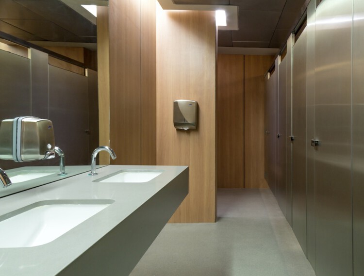 Más allá del bienestar: resoluciones de diseño en baños públicos que aportan privacidad e higiene - Imagen 2 de 11