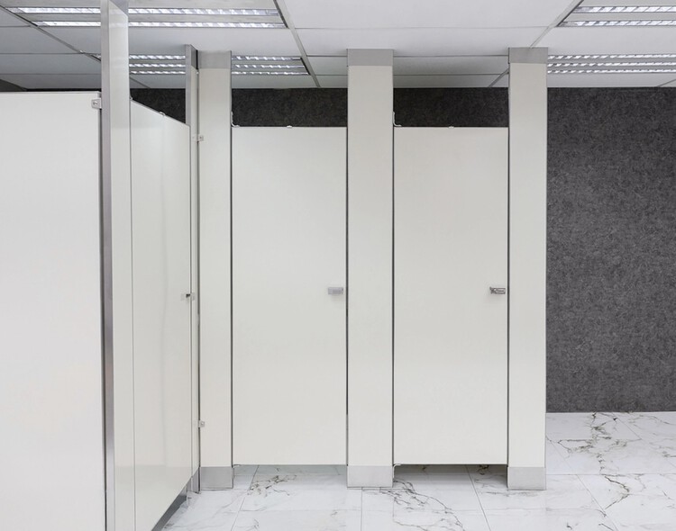 Más allá del bienestar: resoluciones de diseño en baños públicos que aportan privacidad e higiene - Imagen 3 de 11