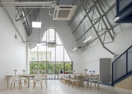 HEYDAY 社区中心 / ASWA - 室内图, 灯, 椅子, 玻璃