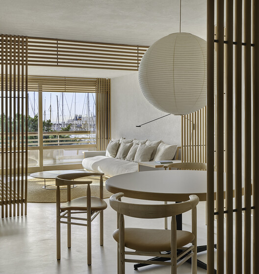 Casa Niraki en Mallorca / Marcos Catalán & Marta García Orte Studio - Fotografía interior, Madera, Mesas, Sillas