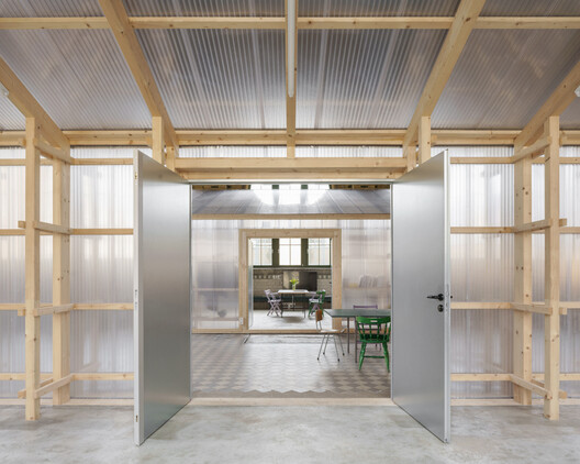 Transformação de Salão de Máquinas em Oficina e Espaço de Escritórios / KO/OK Architektur - Fotografia de Interiores, Madeira, Viga