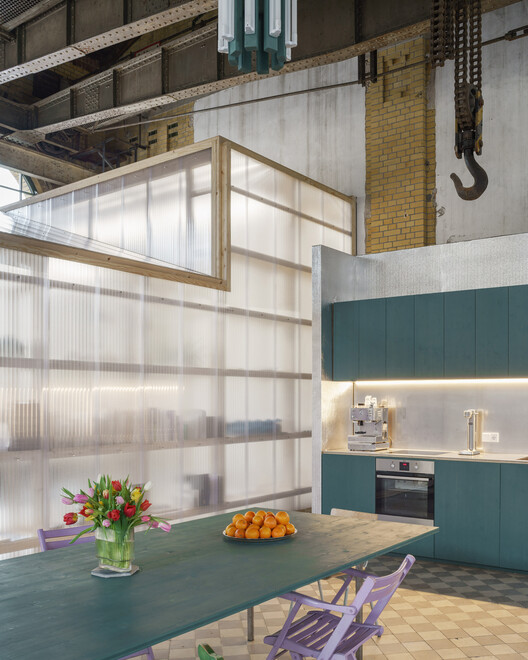 Transformação de Salão de Máquinas em Oficina e Espaço de Escritórios / KO/OK Architektur - Fotografia de Interiores, Cozinha, Iluminação, Vidro, Prateleira, Cadeira